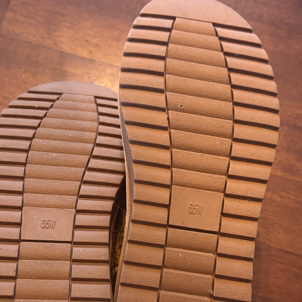 Cushionaire Tan and Black Ankle Boots - Picture 3 of 4
